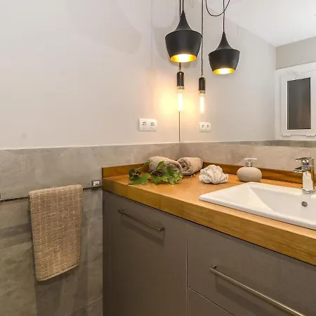 Апартаменти Spaces Deluxe Centre Сіджас