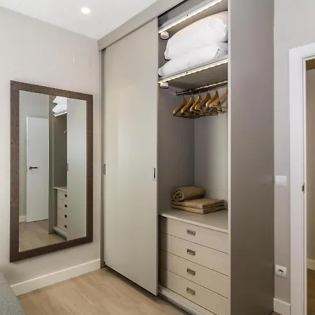 Spaces Deluxe Centre Апартаменти Сіджас